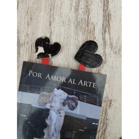 Marcapáginas de Cuero con Corazón | Punto de Libro Artesanal