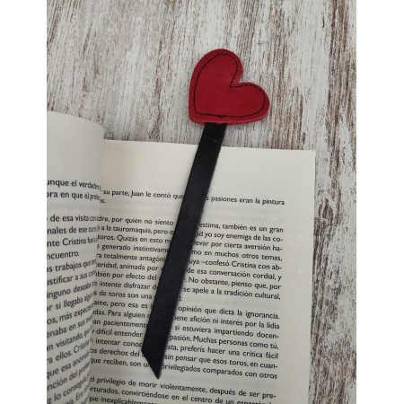 Marcapáginas de Cuero con Corazón | Punto de Libro Artesanal