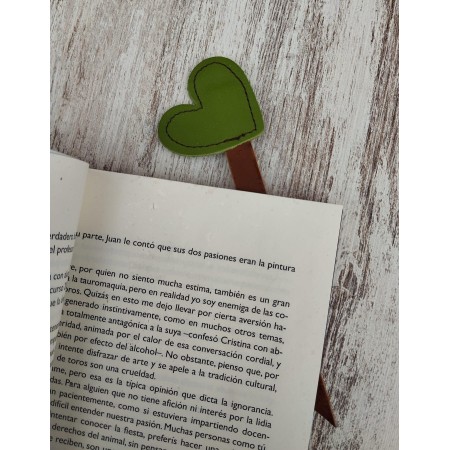 Marcapáginas de Cuero con Corazón | Punto de Libro Artesanal