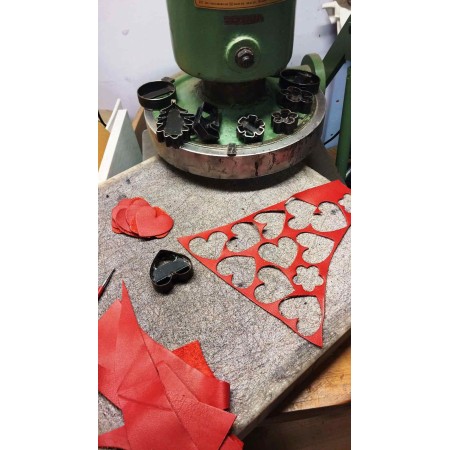 Marcapáginas de Cuero con Corazón | Punto de Libro Artesanal