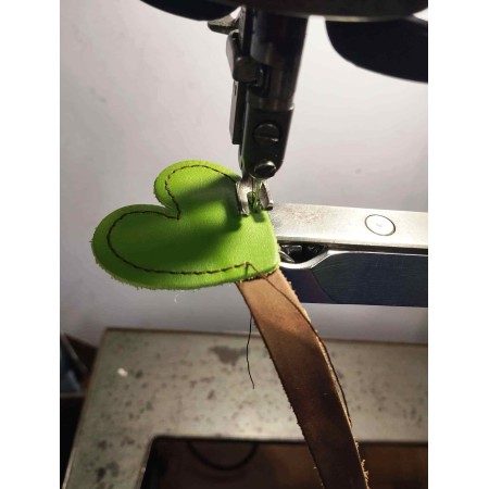 Marcapáginas de Cuero con Corazón | Punto de Libro Artesanal