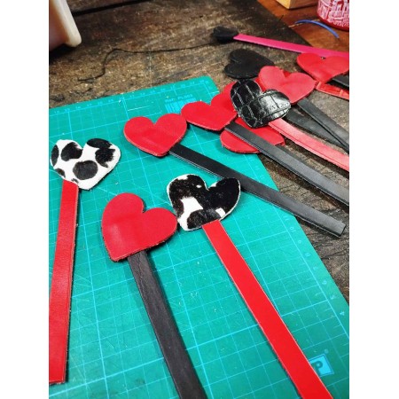 Marcapáginas de Cuero con Corazón | Punto de Libro Artesanal