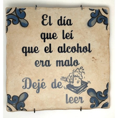 Baldosa de cerámica decorativa con frases y monumentos de Ayllón