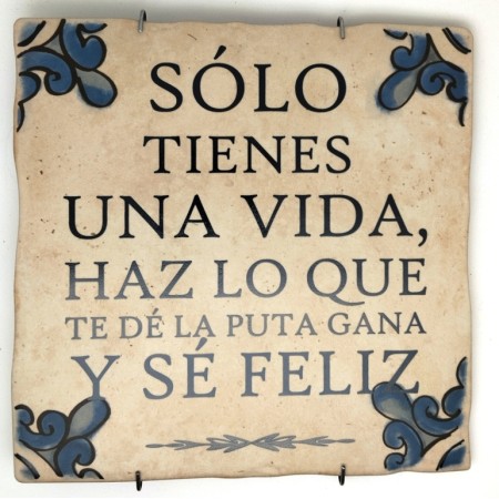 Baldosa de cerámica decorativa con frases y monumentos de Ayllón