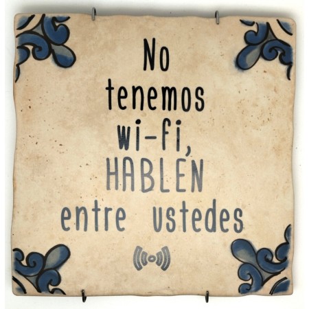 Baldosa de cerámica decorativa con frases y monumentos de Ayllón